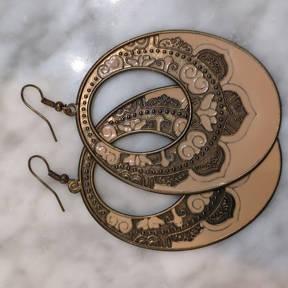 Stamped moroccan design oval hoop earring - Picture 1 of 9